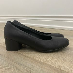 BARELY WORN - Ecco black leather heels - size 40 EU